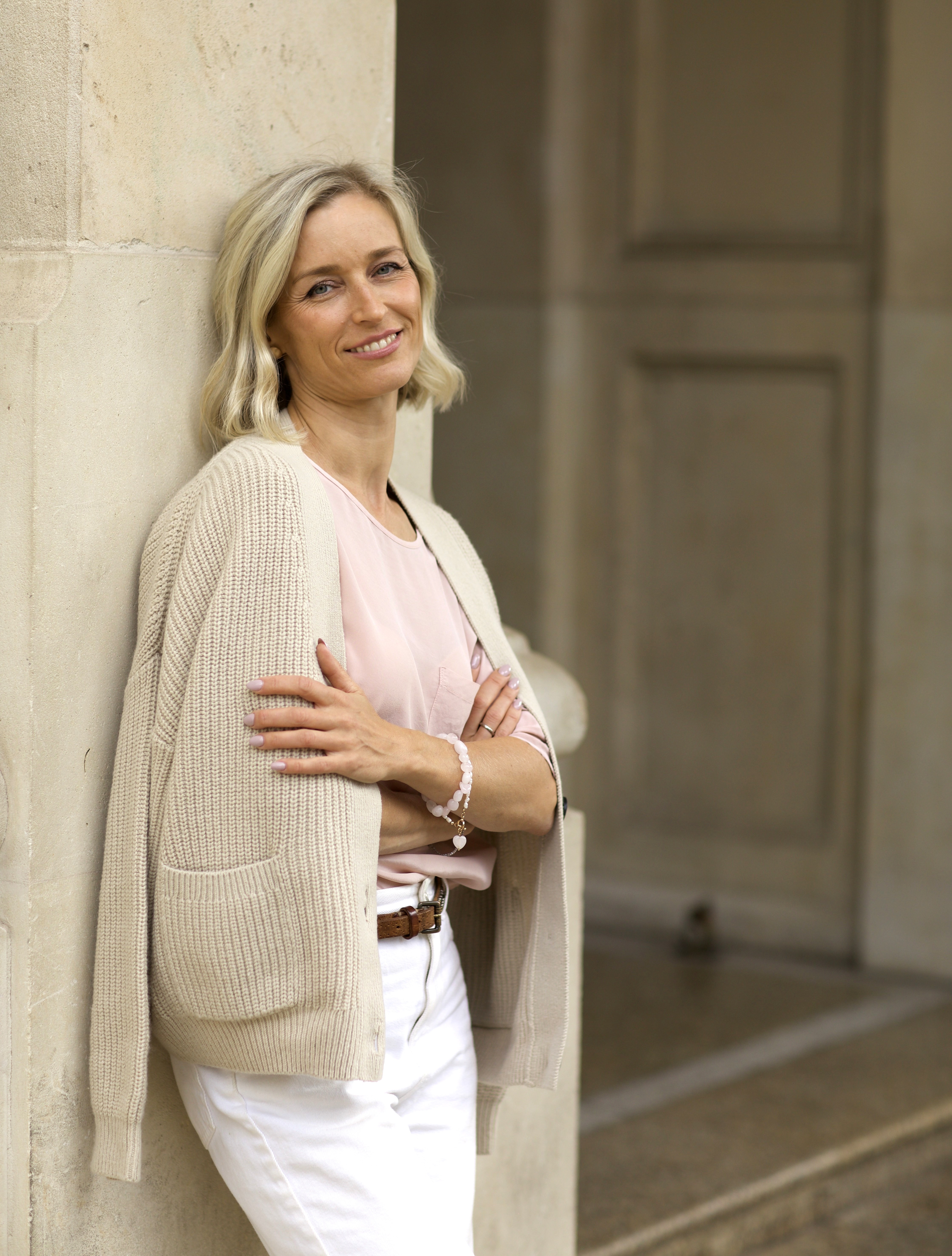 Anastasia Ryabenka in einer ruhigen, hellen Umgebung
